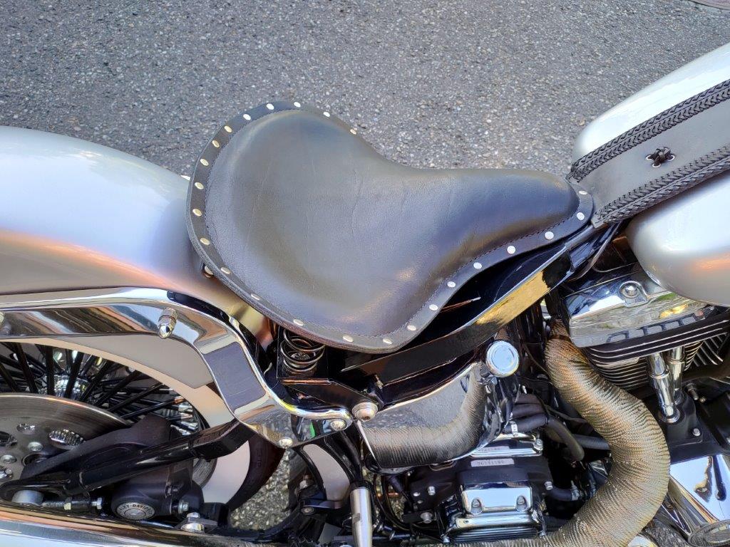 Bezug mit Dickleder, von Hand genäht, mit Nieten