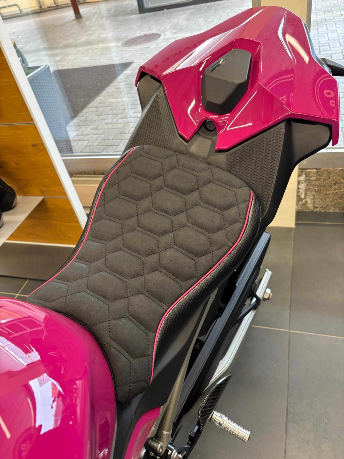 Sitzfläche Alcantara Look mit Wabenmuster, Seitenteile Carbon, Biese pink