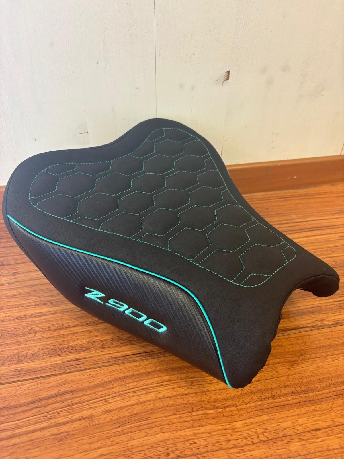 Sitzfläche Alcantara Look mit Wabenmuster, Stickerei, Biese und Muster in türkis, passend zu Motorrad