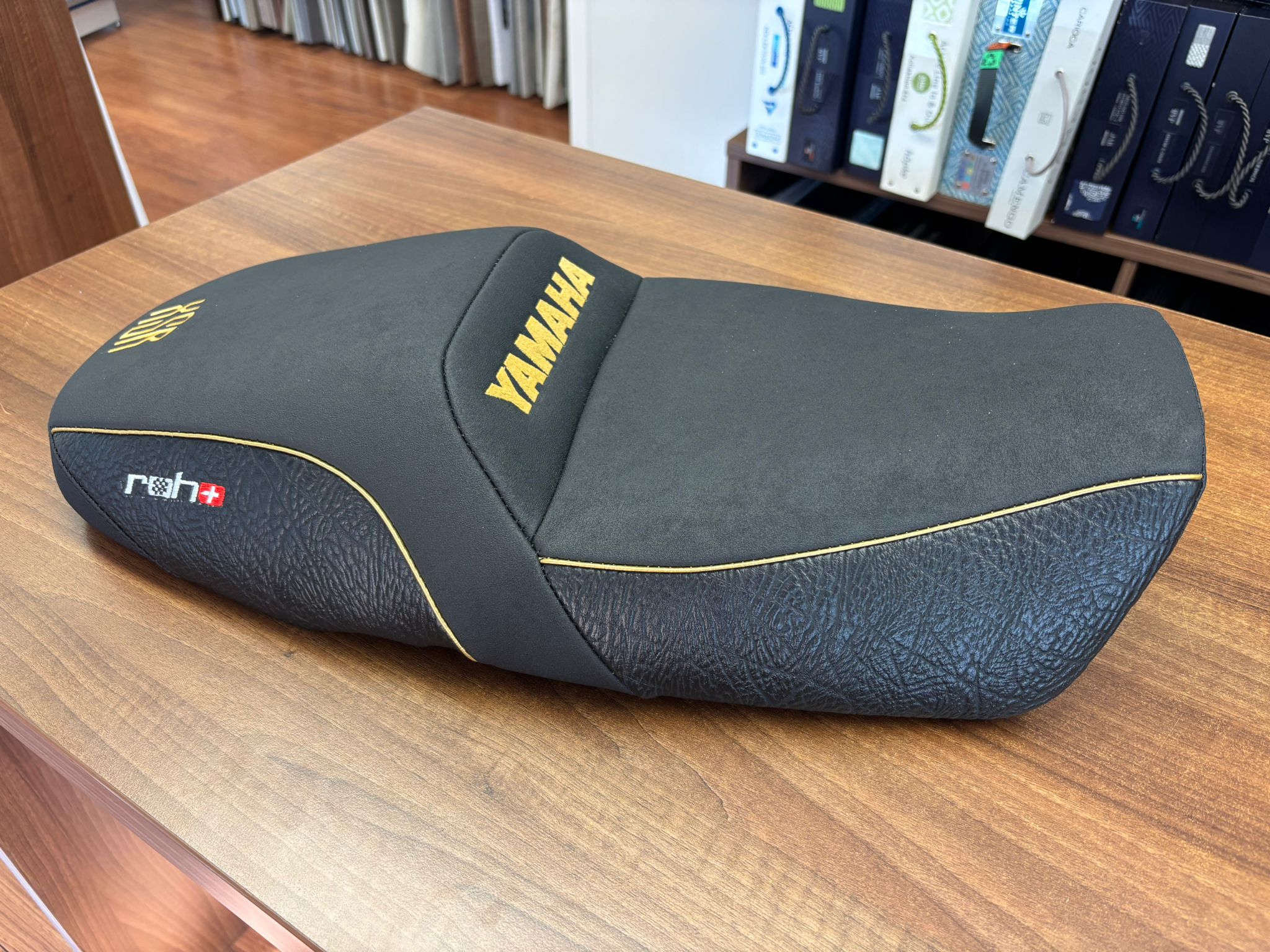 Sitzfläche Alcantara Look, Seitenteile geprägtes Kunstleder, Biese gelb