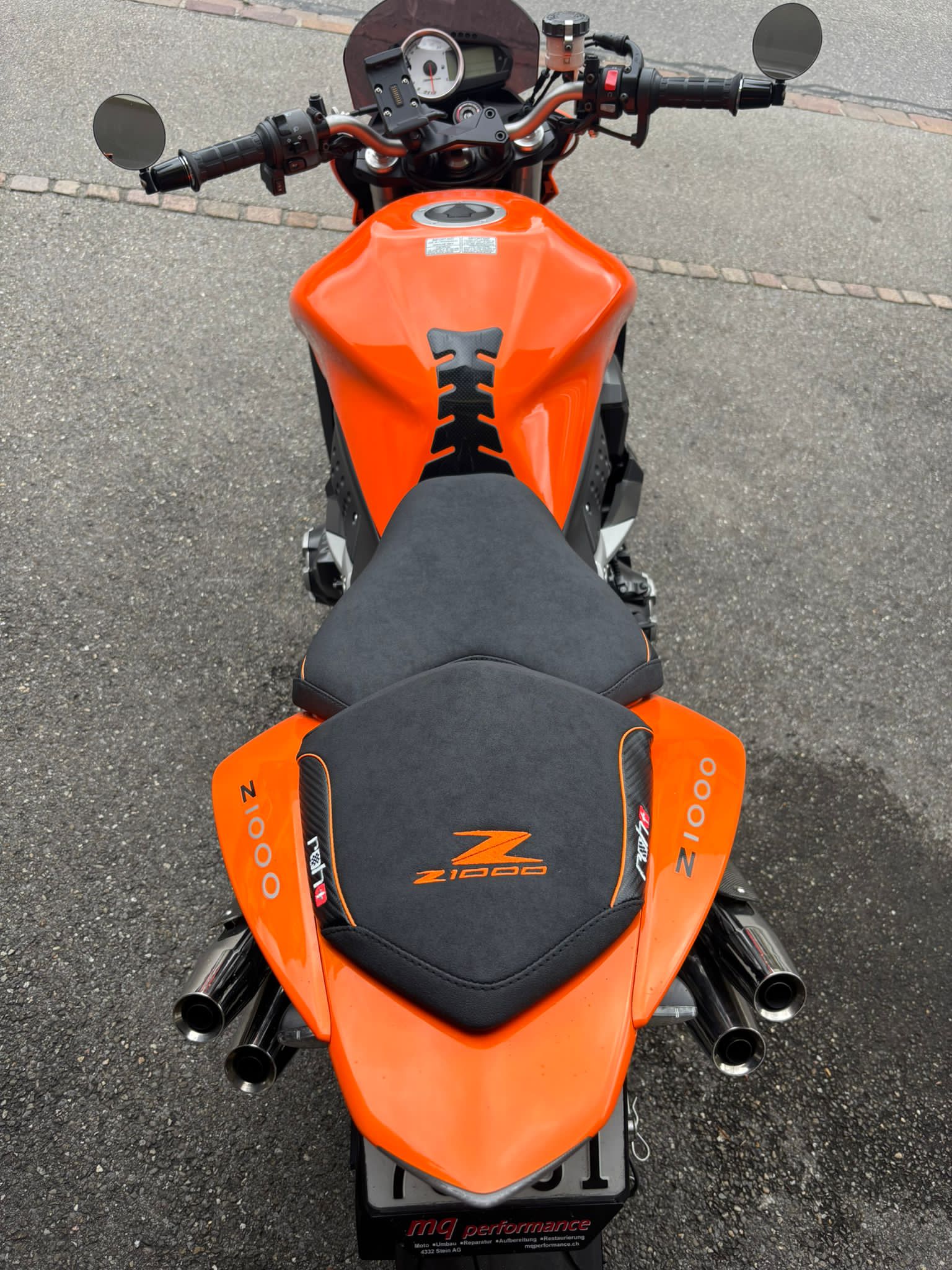 Sitzfläche Alcantara Look, Seitenteile Carbon, Stickerei "Z" orange, passend zu Motorrad